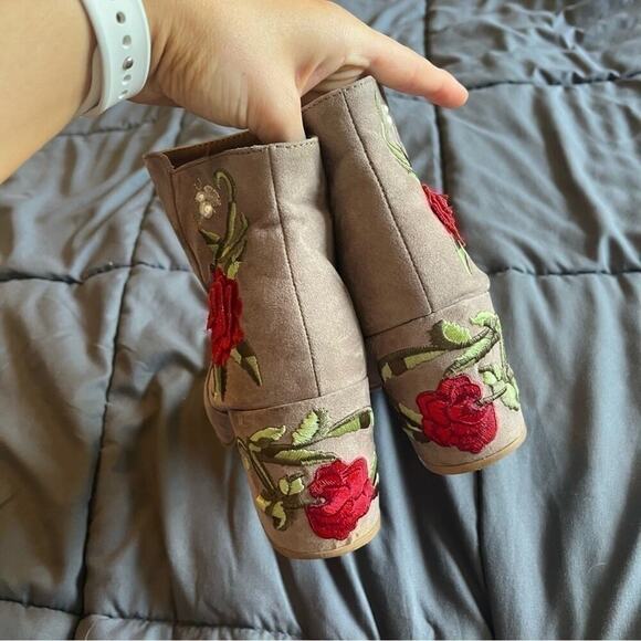 Qupid cream faux suede embroidered rose ankle heel boots - Picture 4 of 10